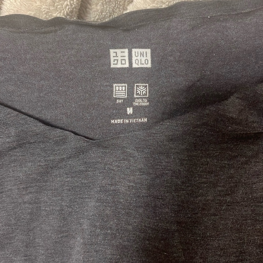 Uniqlo AIRism Seamless Drape Scoop Neck T-shirt sz M charcoal gray